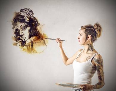 Ttowierte Frau sprht Tattoo an Wand